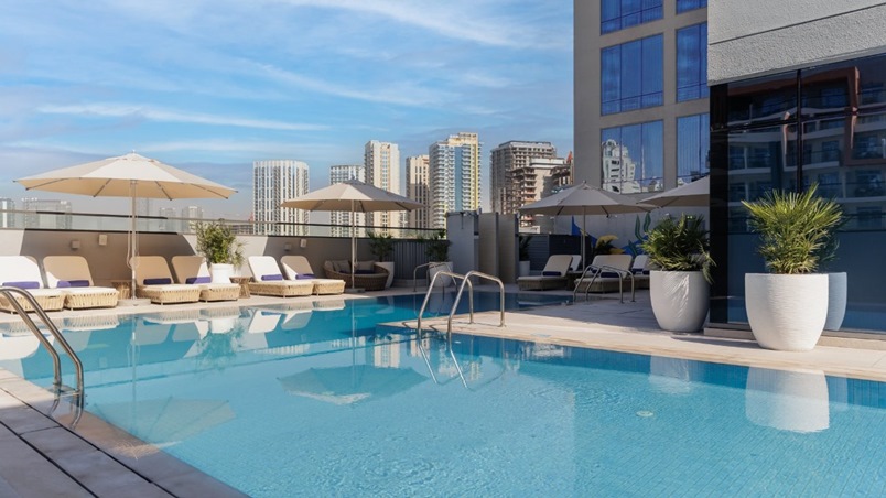 هوليداي إن قرية جميرا: عنوان جديد للراحة العصرية في دبي